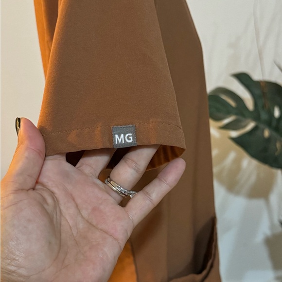 Medgear Women's Scrub Top Solid Brown Size XS V-Neck Short Sleeve Medical - Picture 3 of 5